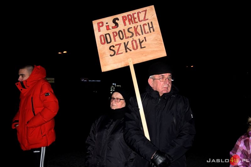Pikieta przeciwko planom reorganizacji I LO w Jaśle