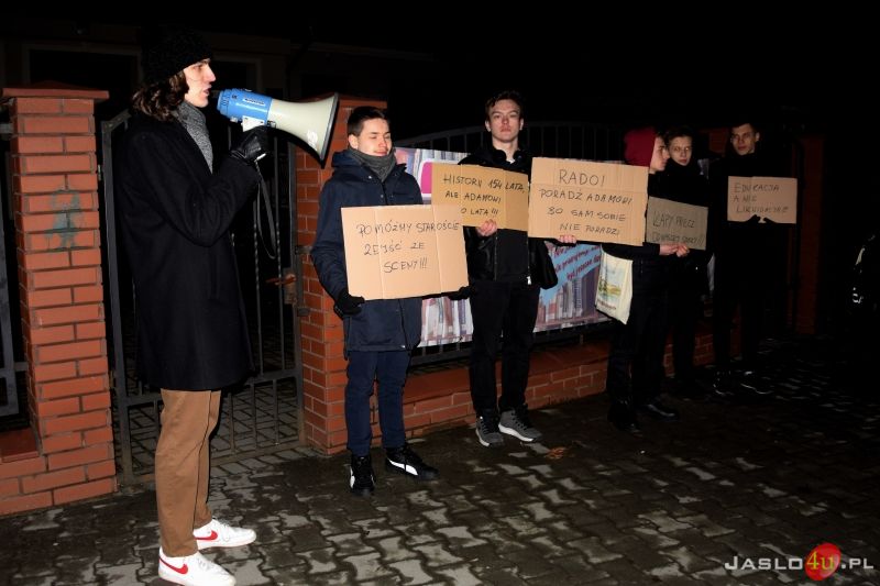 Pikieta przeciwko planom reorganizacji I LO w Jaśle