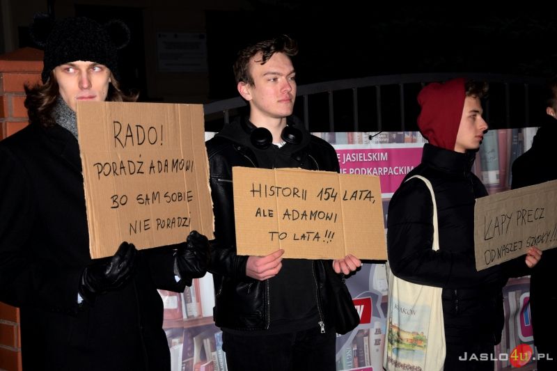 Pikieta przeciwko planom reorganizacji I LO w Jaśle