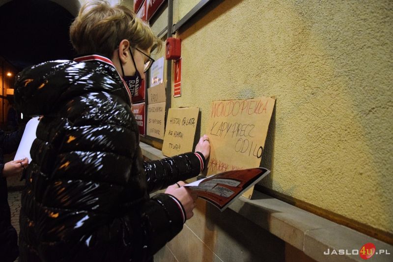 Pikieta przeciwko planom reorganizacji I LO w Jaśle