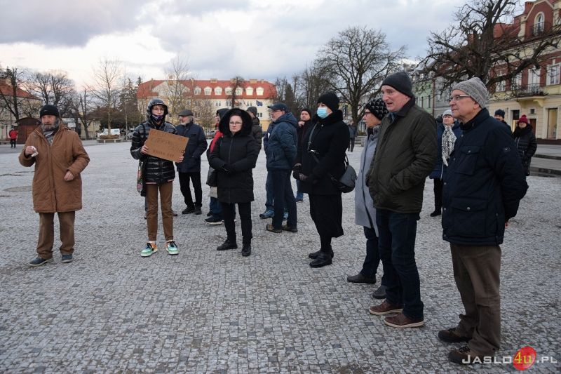 Pikieta przeciwko planom reorganizacji I LO w Jaśle