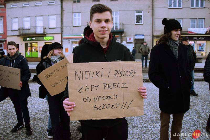 Pikieta przeciwko planom reorganizacji I LO w Jaśle
