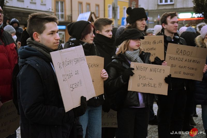 Pikieta przeciwko planom reorganizacji I LO w Jaśle