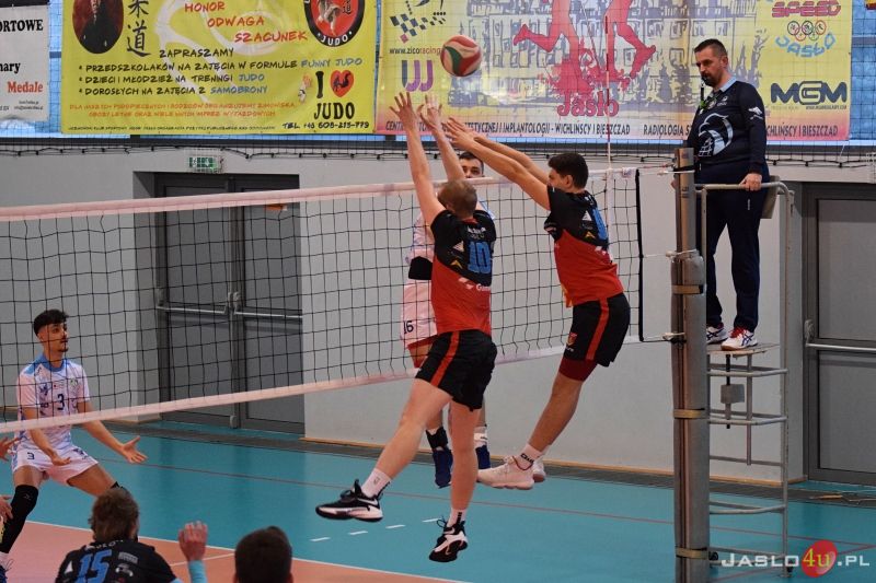 Mecz II ligi piłki siatkowej mężczyzn MKS "Gamrat-MOSiR" Jasło - KS Karpaty Krosno (3:2)