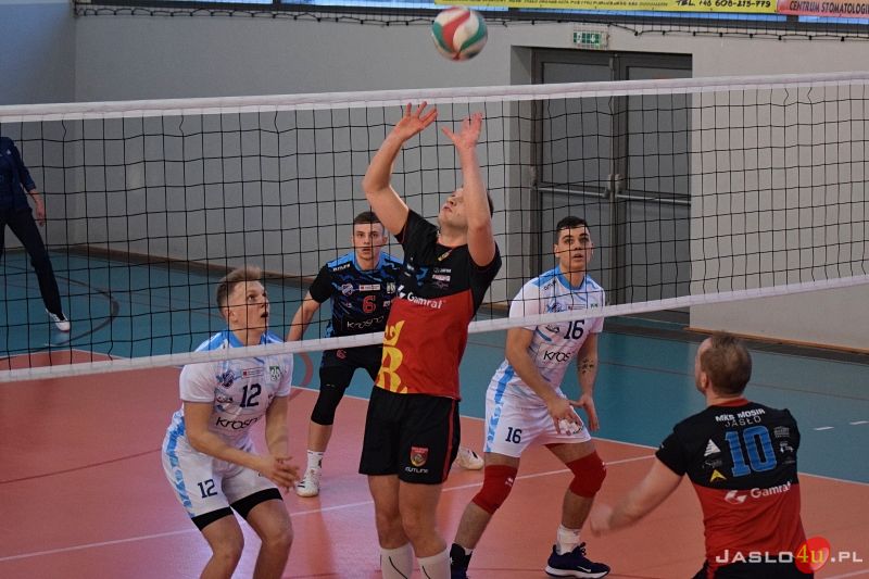 Mecz II ligi piłki siatkowej mężczyzn MKS "Gamrat-MOSiR" Jasło - KS Karpaty Krosno (3:2)