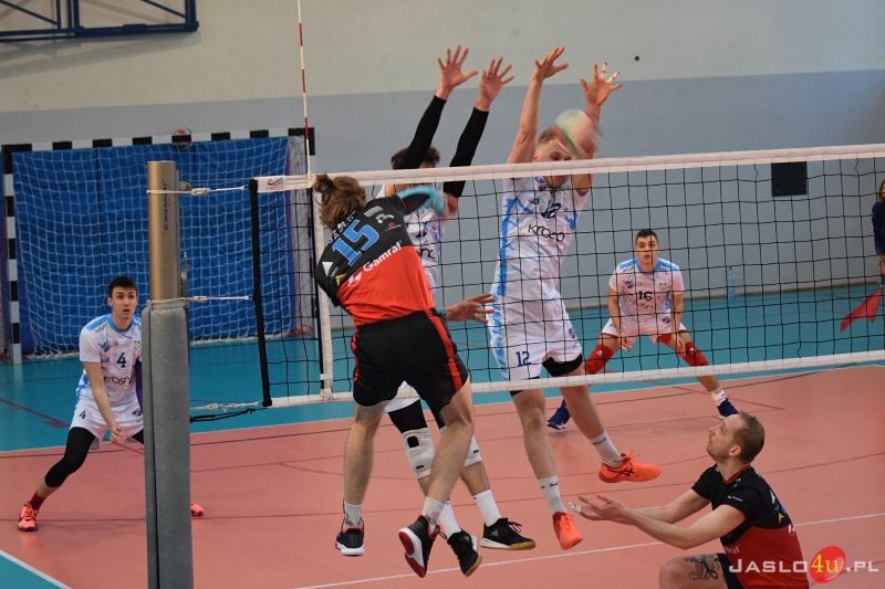 Mecz II ligi piłki siatkowej mężczyzn MKS "Gamrat-MOSiR" Jasło - KS Karpaty Krosno (3:2)