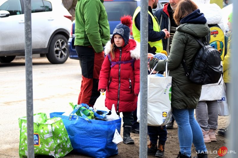 Przejazd pociągu humanitarnego z przejścia granicznego w Krościenku