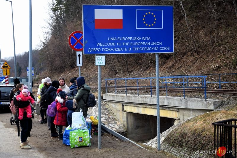 Przejazd pociągu humanitarnego z przejścia granicznego w Krościenku