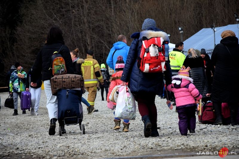 Przejazd pociągu humanitarnego z przejścia granicznego w Krościenku
