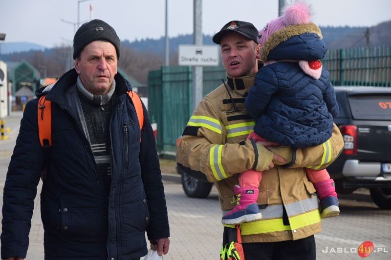 Przejazd pociągu humanitarnego z przejścia granicznego w Krościenku