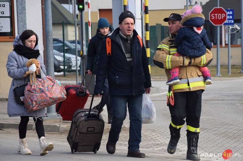 Przejazd pociągu humanitarnego z przejścia granicznego w Krościenku