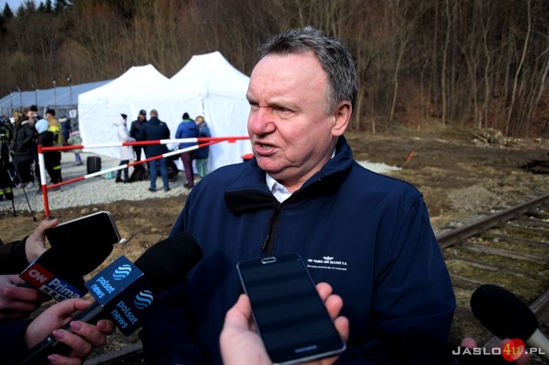 Przejazd pociągu humanitarnego z przejścia granicznego w Krościenku