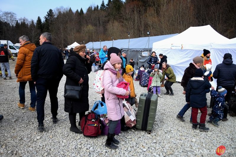 Przejazd pociągu humanitarnego z przejścia granicznego w Krościenku
