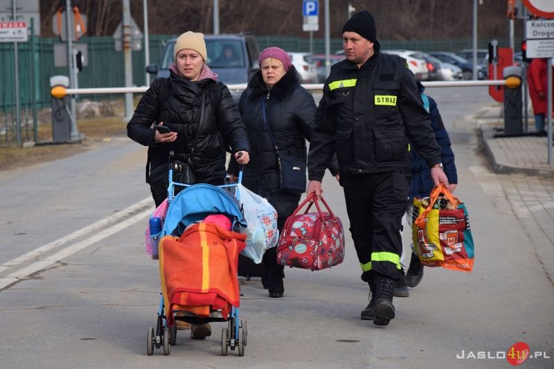 Przejazd pociągu humanitarnego z przejścia granicznego w Krościenku
