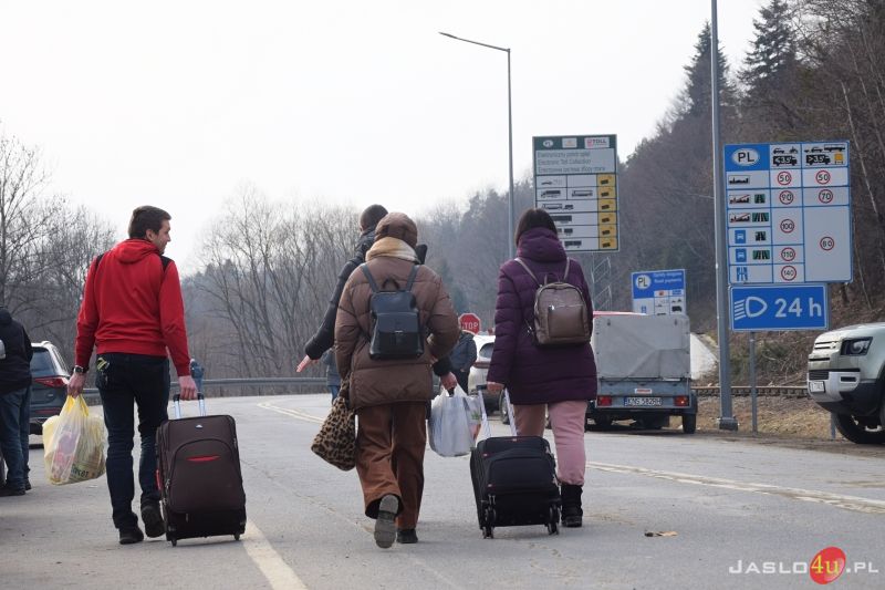Przejazd pociągu humanitarnego z przejścia granicznego w Krościenku