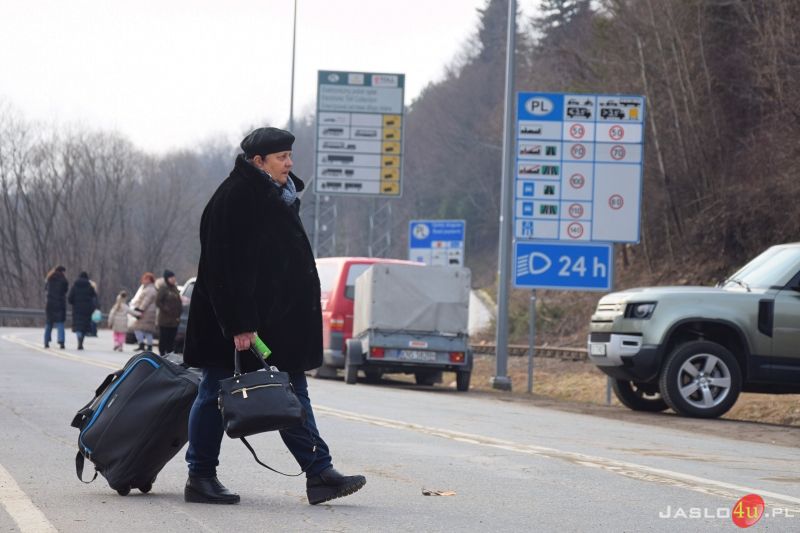 Przejazd pociągu humanitarnego z przejścia granicznego w Krościenku