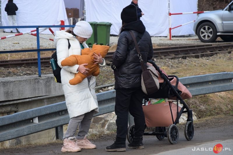 Przejazd pociągu humanitarnego z przejścia granicznego w Krościenku