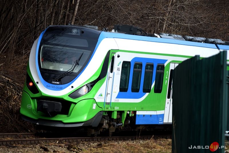 Przejazd pociągu humanitarnego z przejścia granicznego w Krościenku
