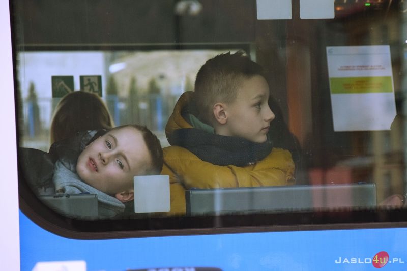 Przejazd pociągu humanitarnego z przejścia granicznego w Krościenku