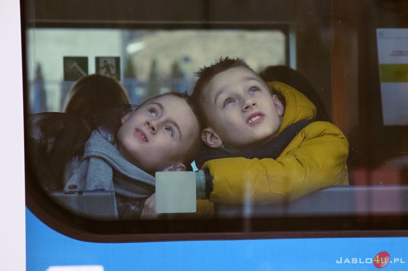 Przejazd pociągu humanitarnego z przejścia granicznego w Krościenku