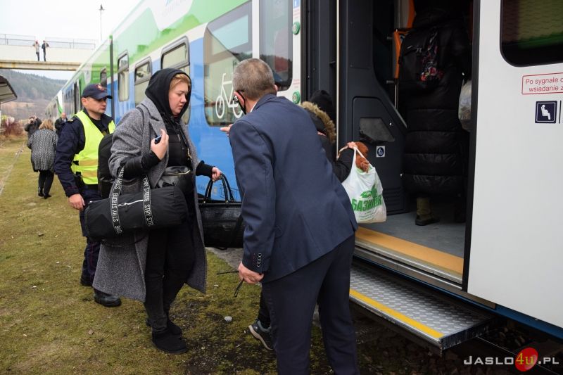 Przejazd pociągu humanitarnego z przejścia granicznego w Krościenku