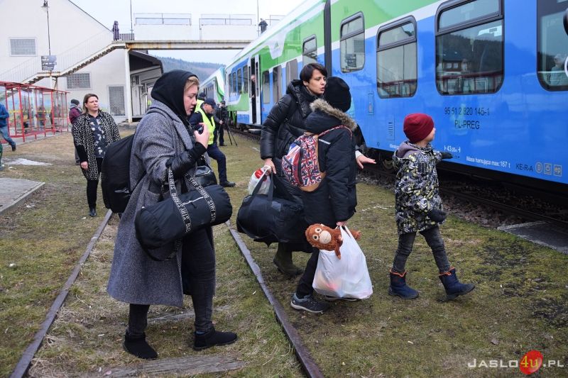 Przejazd pociągu humanitarnego z przejścia granicznego w Krościenku
