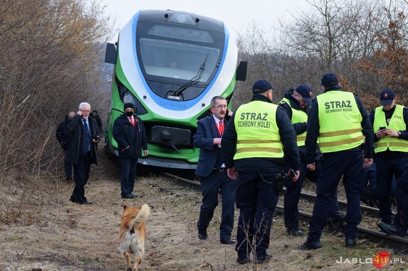 Przejazd pociągu humanitarnego z przejścia granicznego w Krościenku