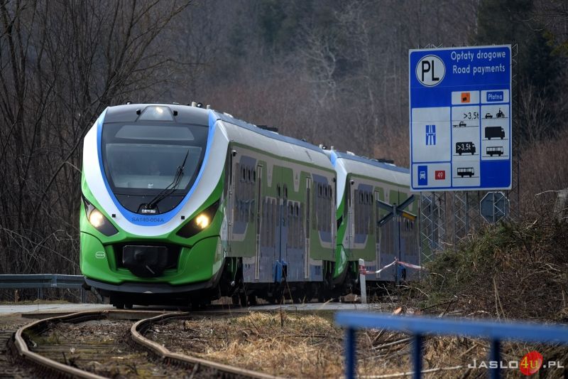 Przejazd pociągu humanitarnego z przejścia granicznego w Krościenku