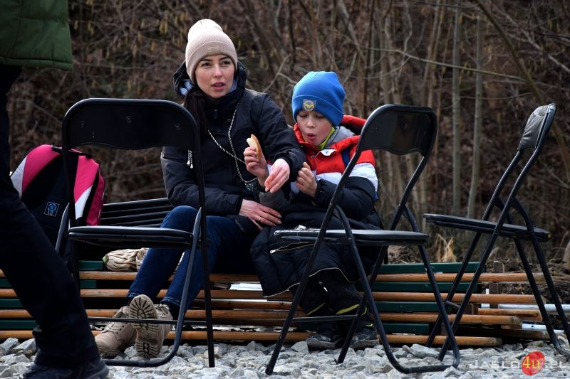 Przejazd pociągu humanitarnego z przejścia granicznego w Krościenku
