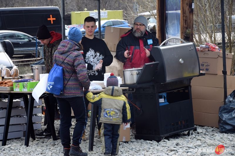 Przejazd pociągu humanitarnego z przejścia granicznego w Krościenku