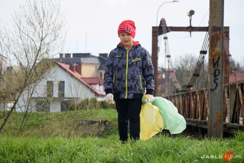 Dzień Ziemi w Jaśle - sprzątanie wałów
