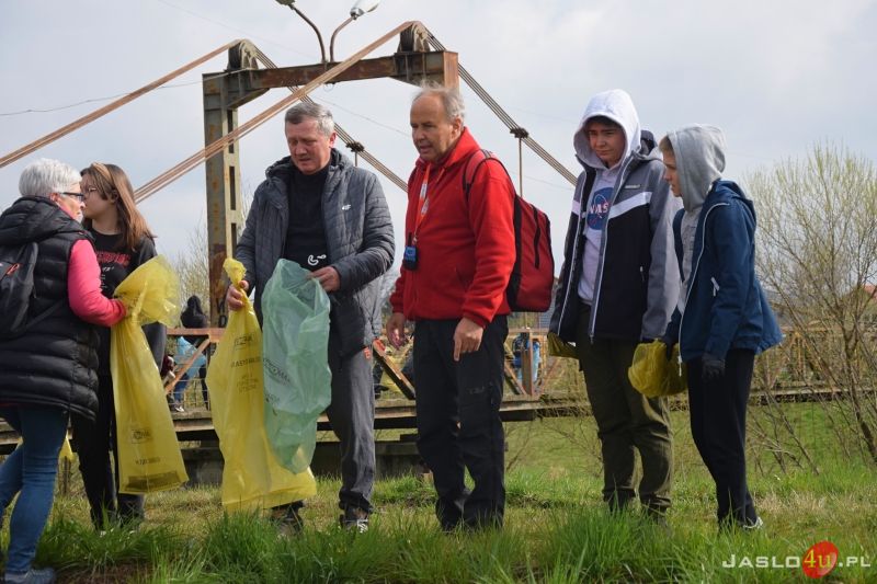 Dzień Ziemi w Jaśle - sprzątanie wałów