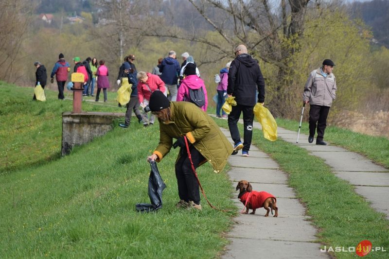 Dzień Ziemi w Jaśle - sprzątanie wałów