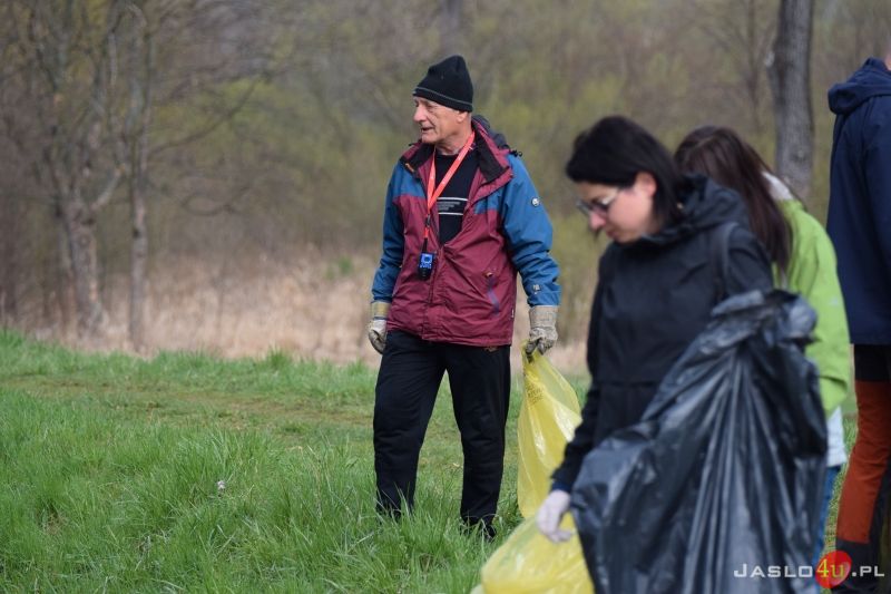 Dzień Ziemi w Jaśle - sprzątanie wałów