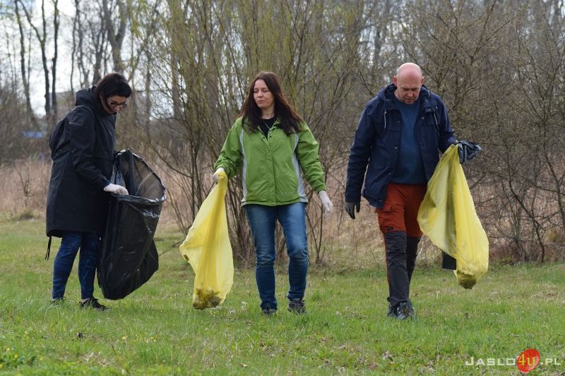 Dzień Ziemi w Jaśle - sprzątanie wałów