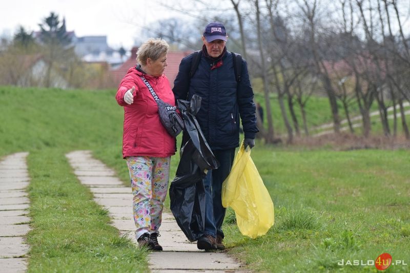 Dzień Ziemi w Jaśle - sprzątanie wałów