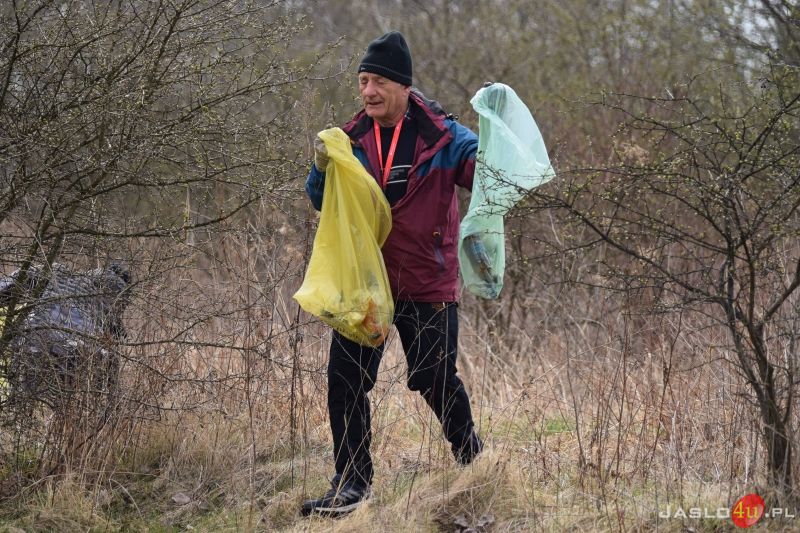 Dzień Ziemi w Jaśle - sprzątanie wałów