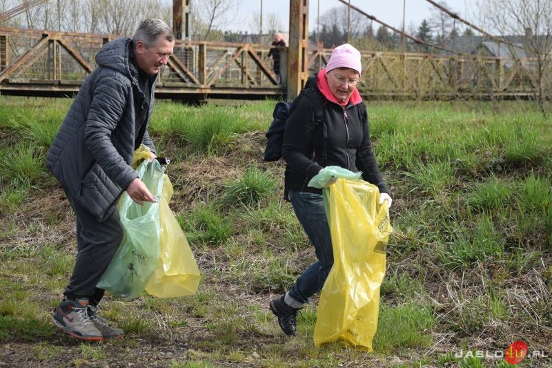 Dzień Ziemi w Jaśle - sprzątanie wałów