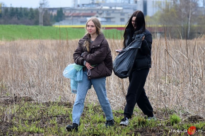 Dzień Ziemi w Jaśle - sprzątanie wałów