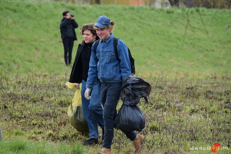 Dzień Ziemi w Jaśle - sprzątanie wałów
