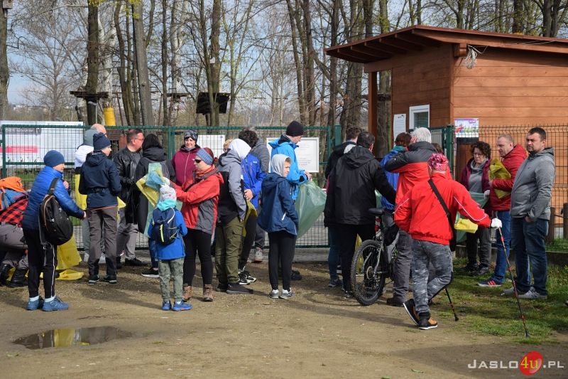 Dzień Ziemi w Jaśle - sprzątanie wałów