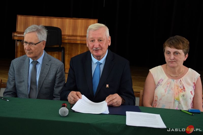 Podpisanie umów na realizację budowy boiska wielofunkcyjnego i kortu tenisowego
