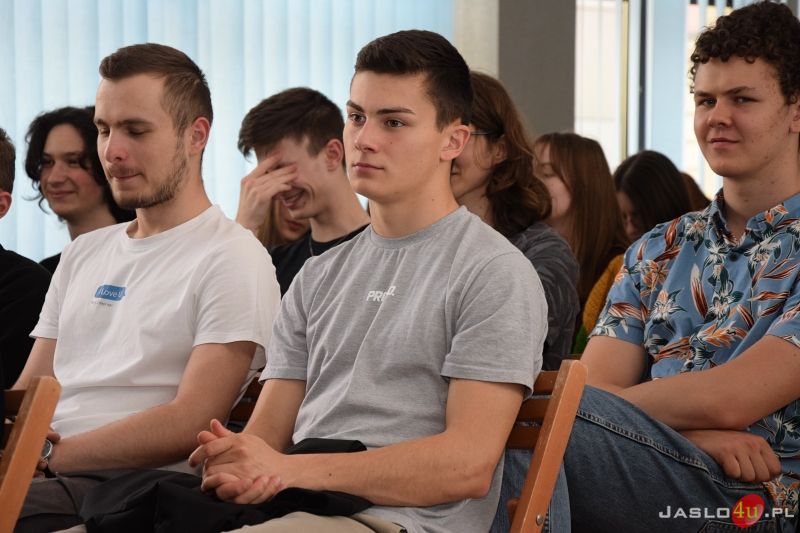 Podpisanie umów na realizację budowy boiska wielofunkcyjnego i kortu tenisowego