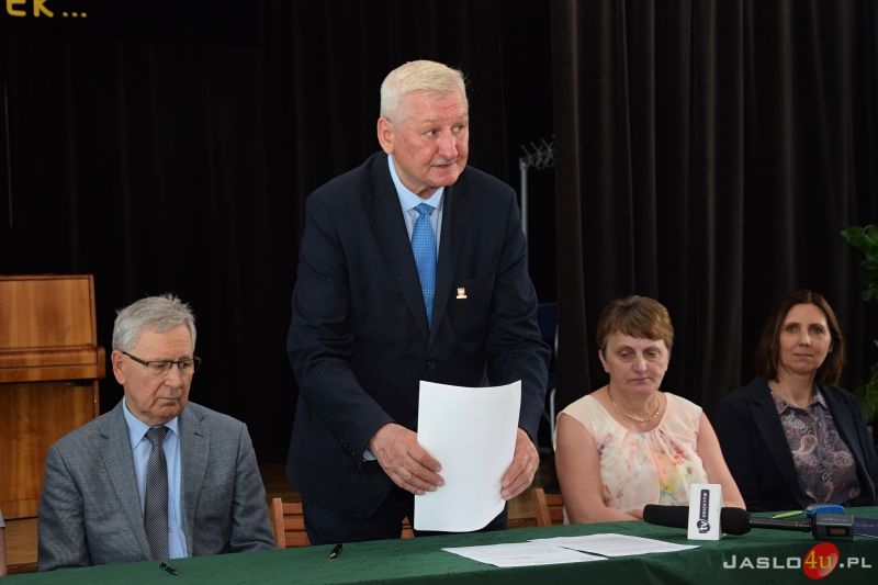 Podpisanie umów na realizację budowy boiska wielofunkcyjnego i kortu tenisowego