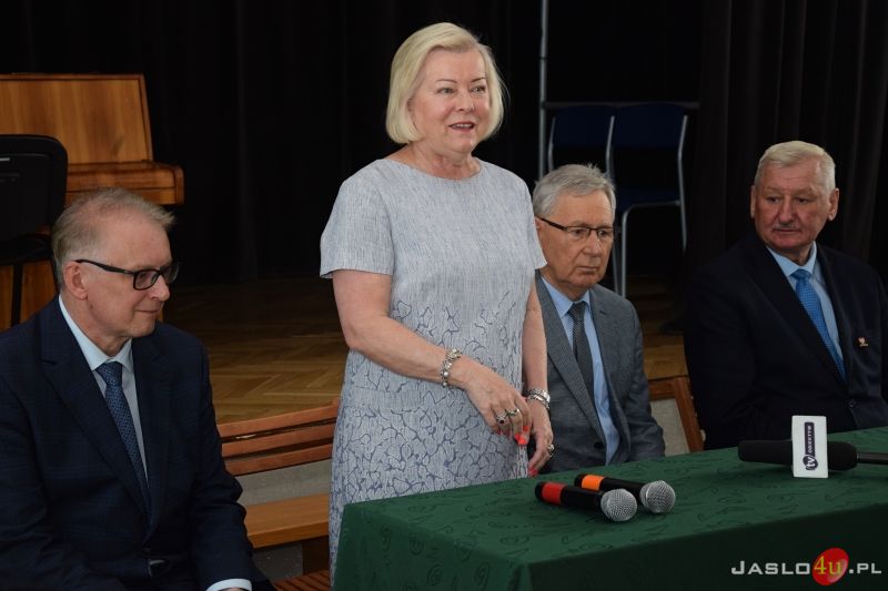 Podpisanie umów na realizację budowy boiska wielofunkcyjnego i kortu tenisowego
