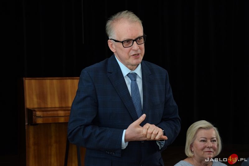 Podpisanie umów na realizację budowy boiska wielofunkcyjnego i kortu tenisowego