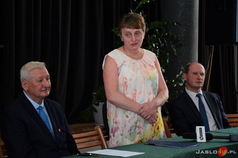 Podpisanie umów na realizację budowy boiska wielofunkcyjnego i kortu tenisowego