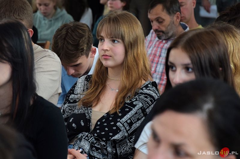Podpisanie umów na realizację budowy boiska wielofunkcyjnego i kortu tenisowego