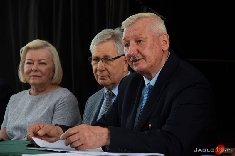 Podpisanie umów na realizację budowy boiska wielofunkcyjnego i kortu tenisowego