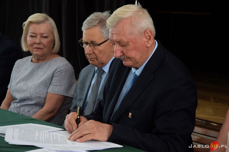 Podpisanie umów na realizację budowy boiska wielofunkcyjnego i kortu tenisowego